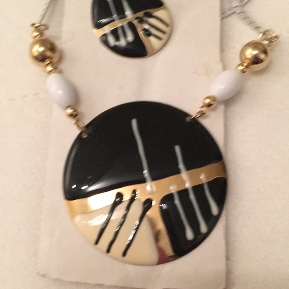 Vintage metal black white and gold earrings and necklace set​ - Picture 2 of 3